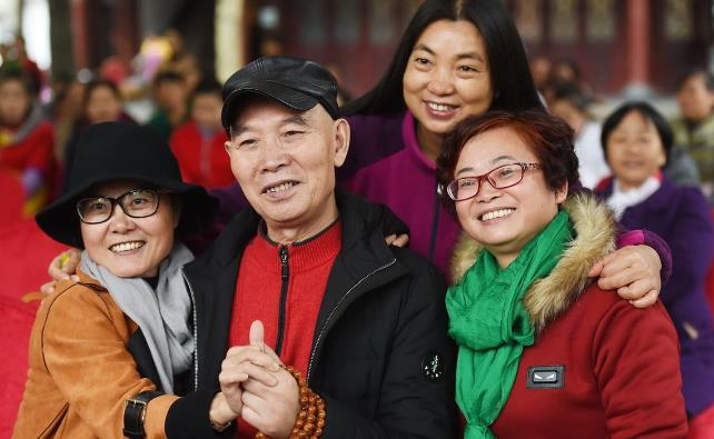 成都男神李伯清,第二任妻子年轻漂亮,知性优雅