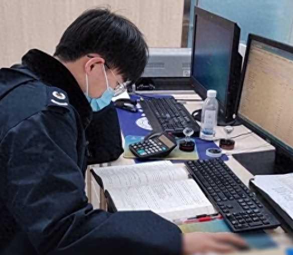 业务不精?去窗口办事,工作人员却"现场翻书"!真相万万没想到
