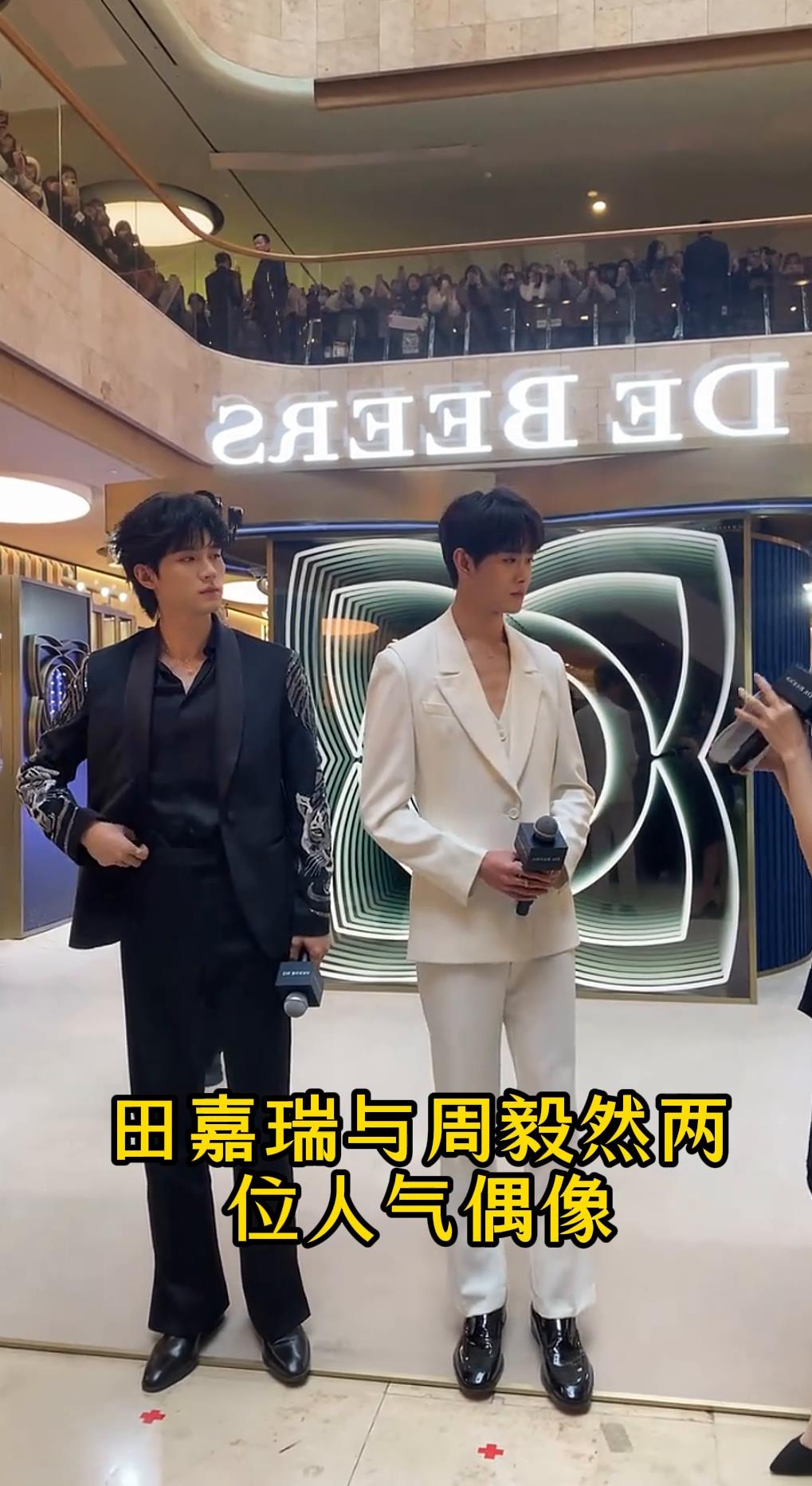 田嘉瑞周翊然黑白造型同框南京活动展现绝佳男神风采