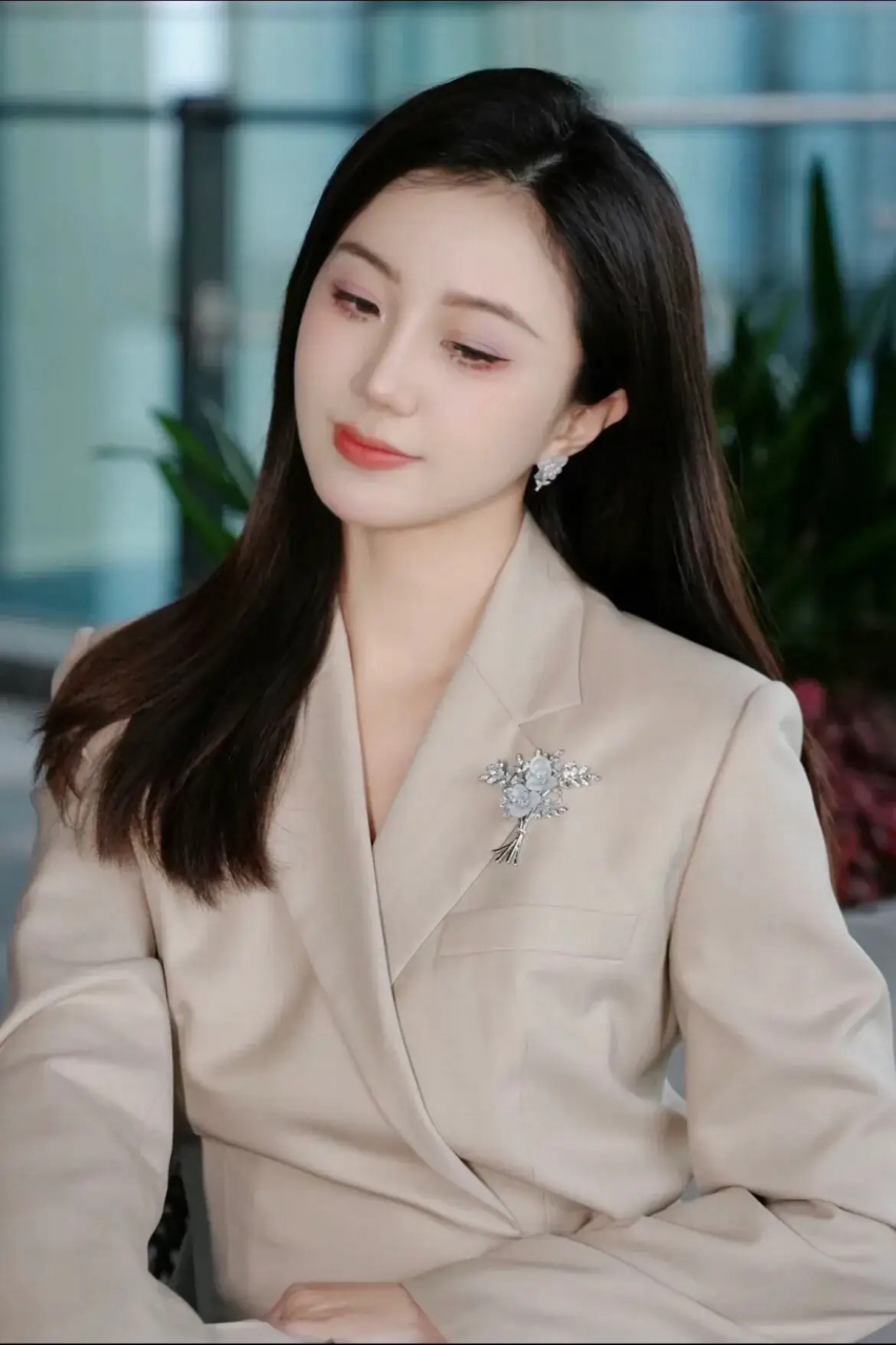 端庄大方的女人!她们很懂得如何与人相处.