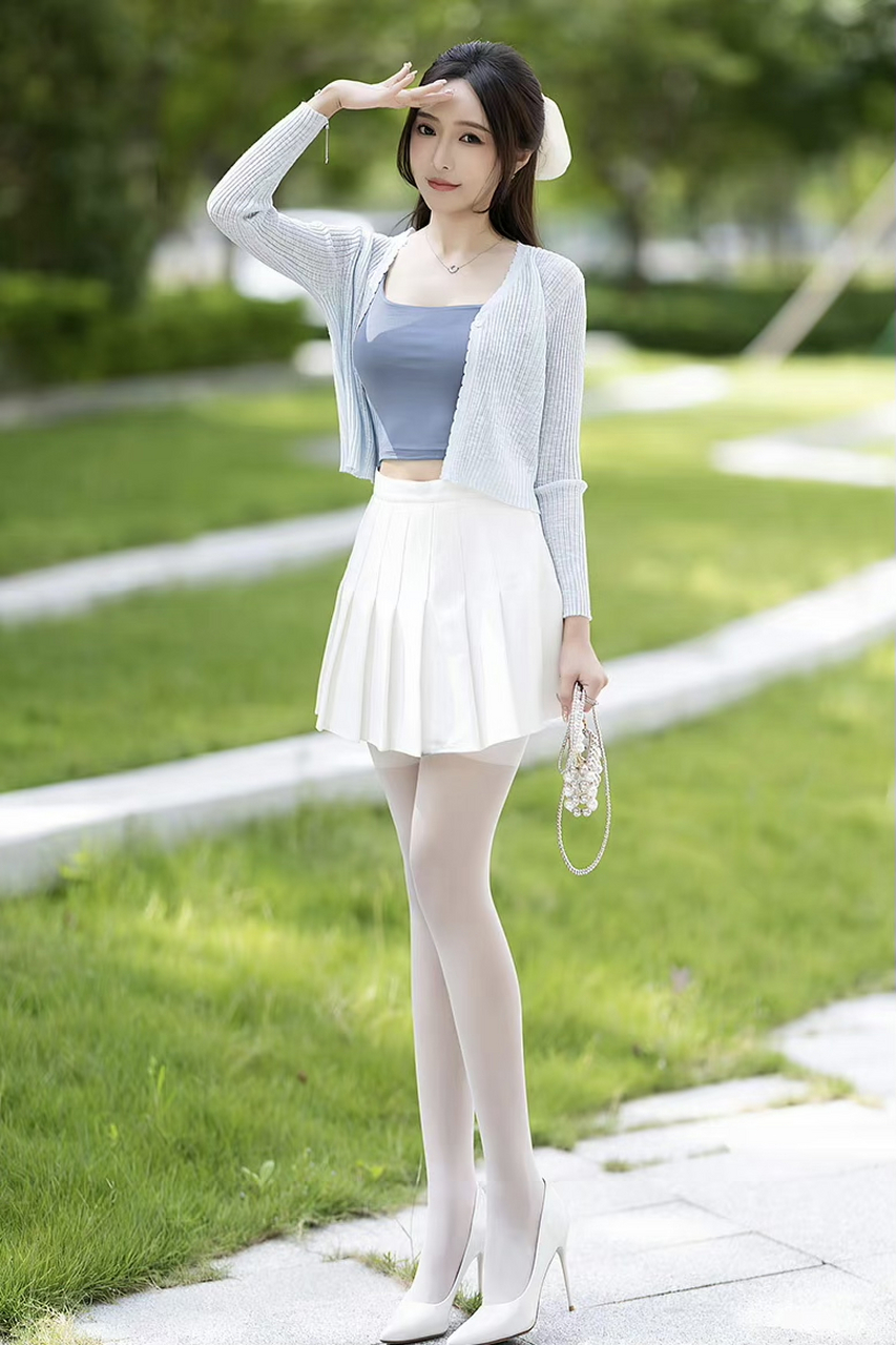 整体穿搭既清新又显气质,美腿白丝配白色高跟鞋,更显高挑身材