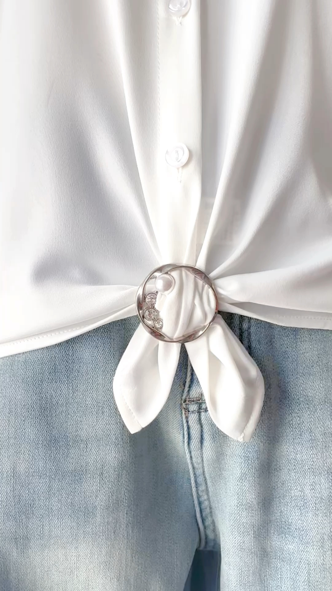 衬衣衣角打结扣使用方法,衣服下摆打结教程-度小视
