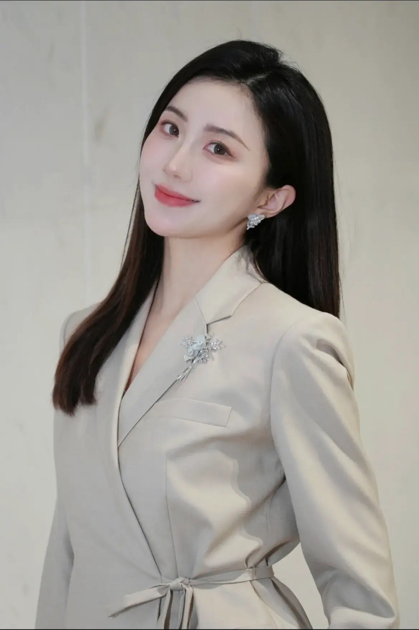 端庄大方的女人!她们很懂得如何与人相处.