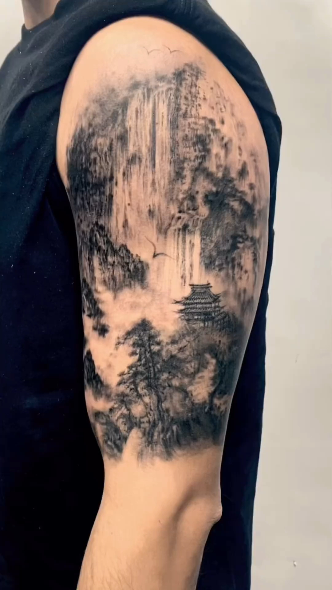 北京纹身男生大臂水墨山水画纹身