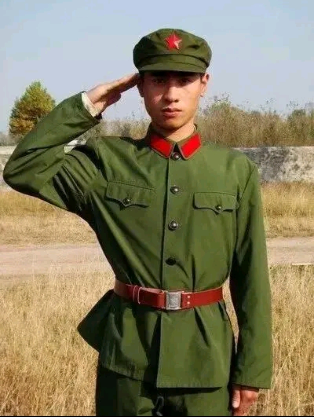 现在改了改成了迷彩服军装黄帽徽蓝领章如果军人穿上这样的服装打