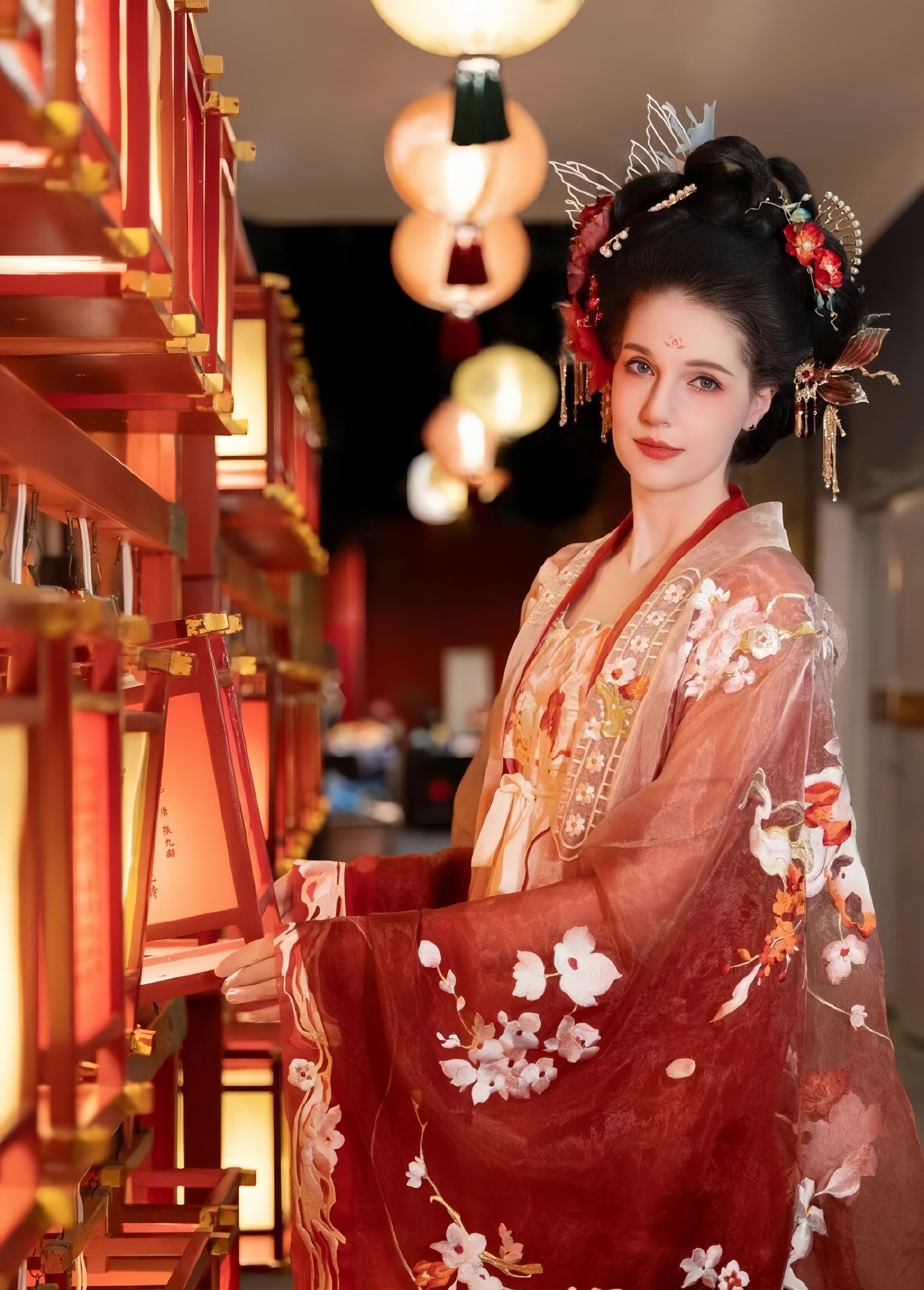 只见李白身着红色汉服,明艳大气,仿佛是从古代画卷中走出来的美人