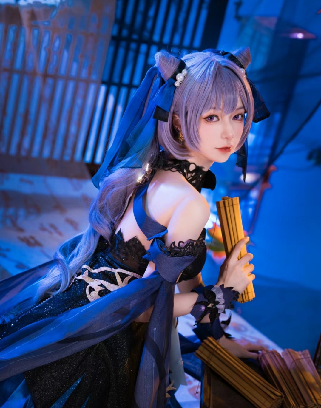 好漂亮的刻晴cos,黑色小礼裙配上黑丝裤袜,太美了