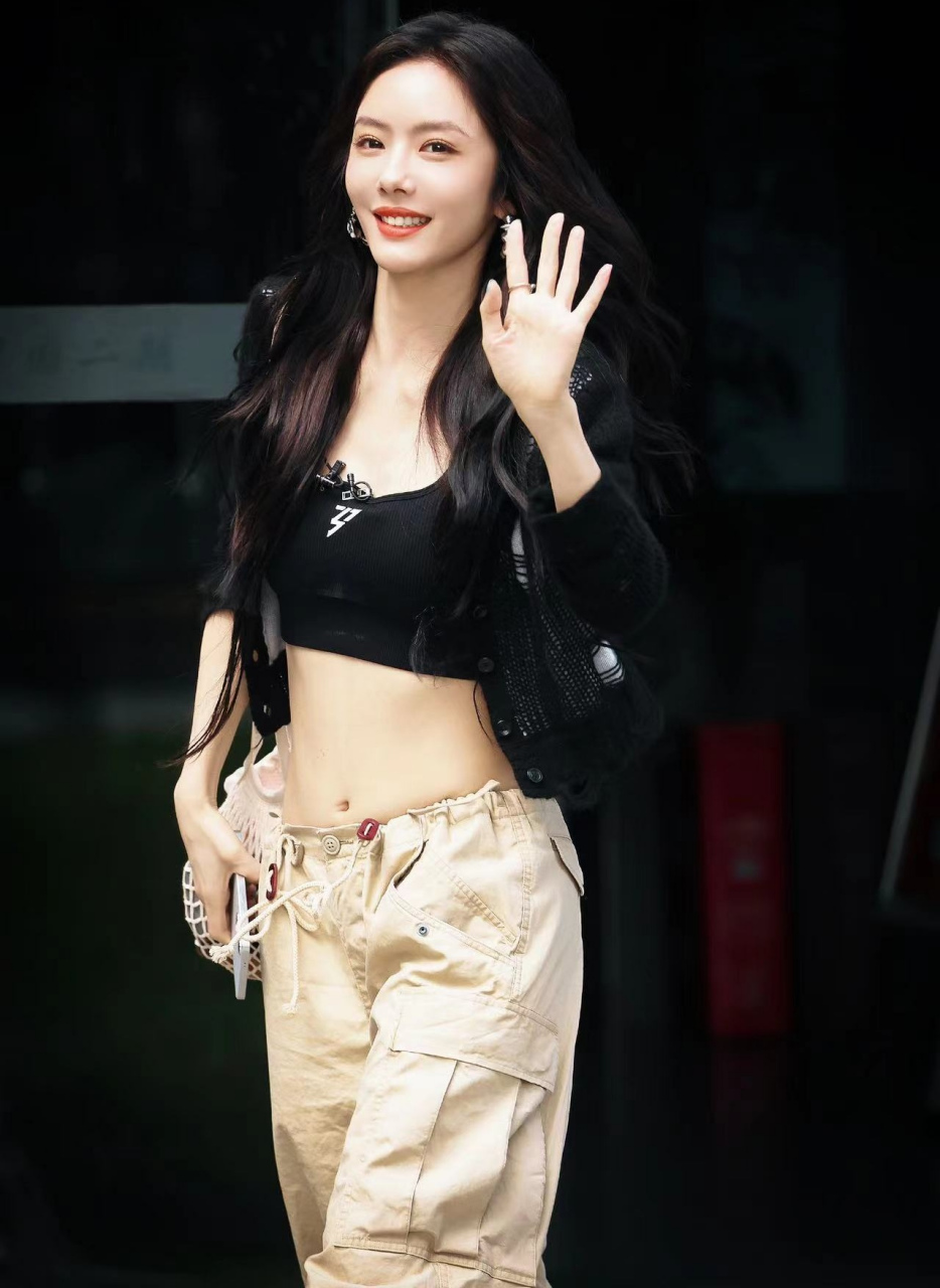 蔡文静露脐装,这个身材太绝了,谁看了不迷糊啊?