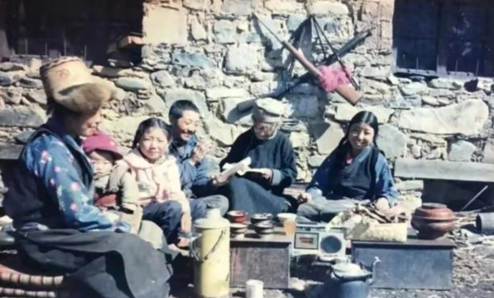 由于在60年代时,中印冲突不断,所以很多民众就搬离了玉麦乡.