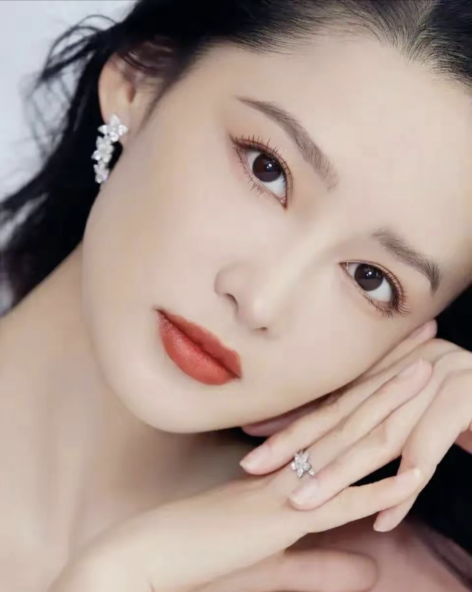 李沁的美,宛如春日里的微风,清新自然.