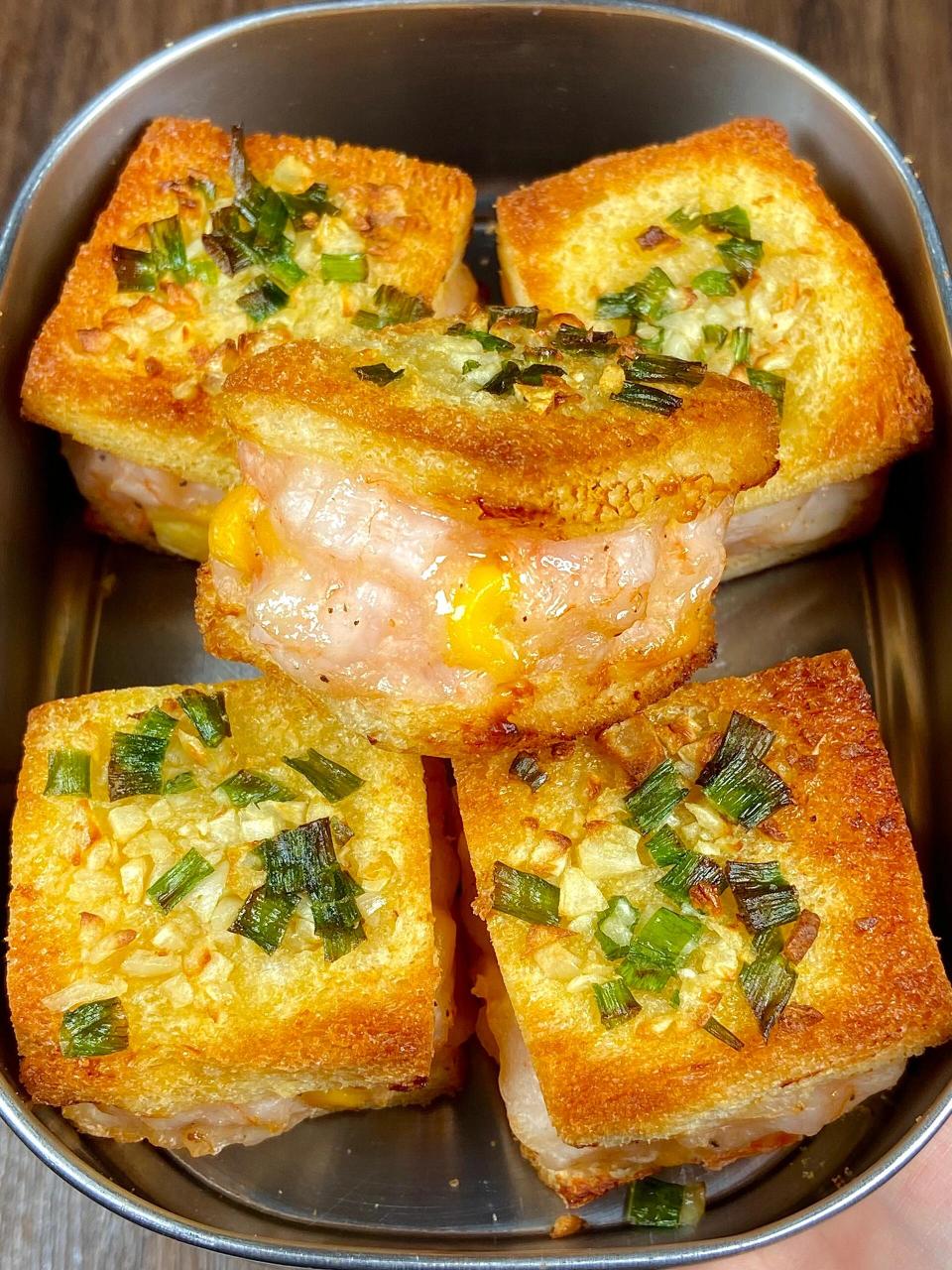 第一眼看到这个蒜香面包虾真的被惊艳到了勒! 	 葱香味很浓郁呀!