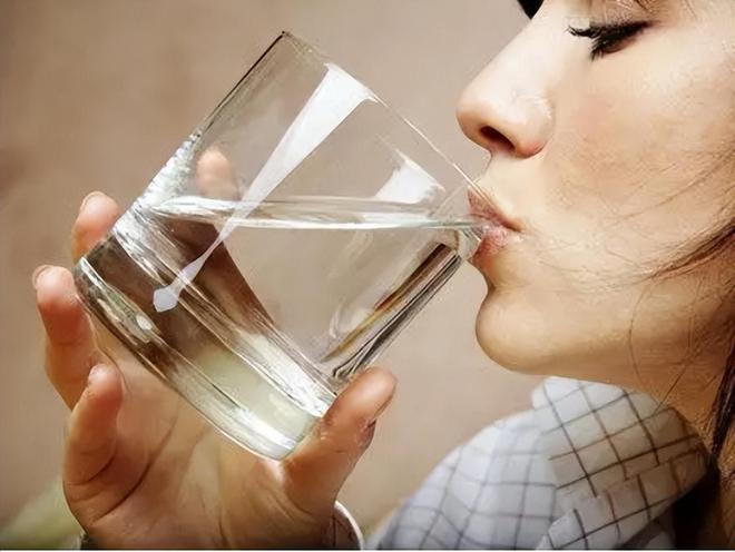 每天早上起床喝一杯水真的健康吗?