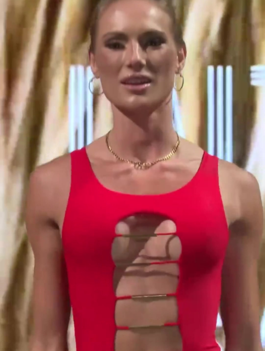 欧美超模火红比基尼太美了,时尚走秀让人心动,好身材一览无余!