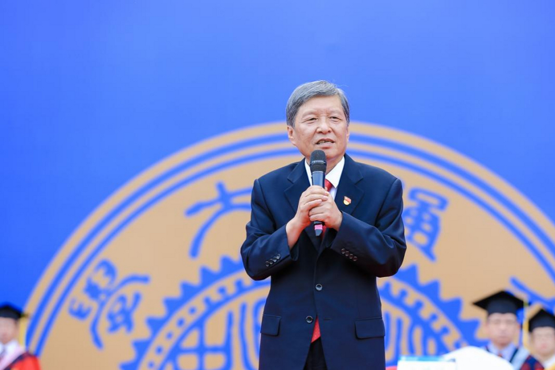 交大校长叫什么名字来着(交大校长叫什么名字来着呢)