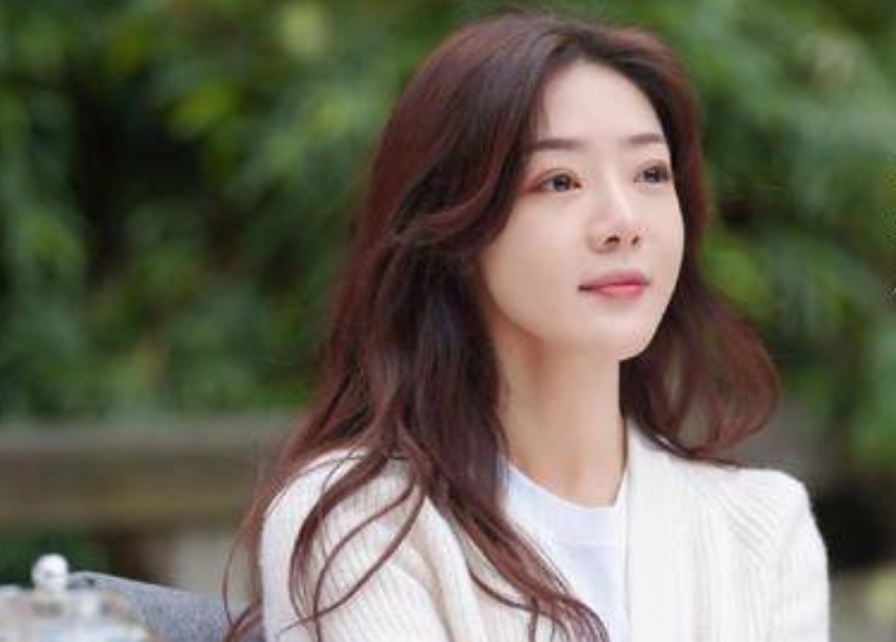 与王传君类似的,还有他剧中的cp"唐悠悠"扮演者邓家佳.