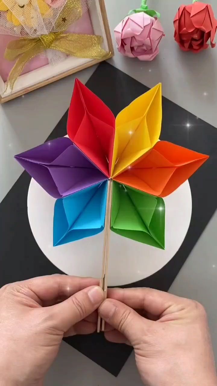 用正方形纸和孩子来做漂亮的儿童创意手工吧!