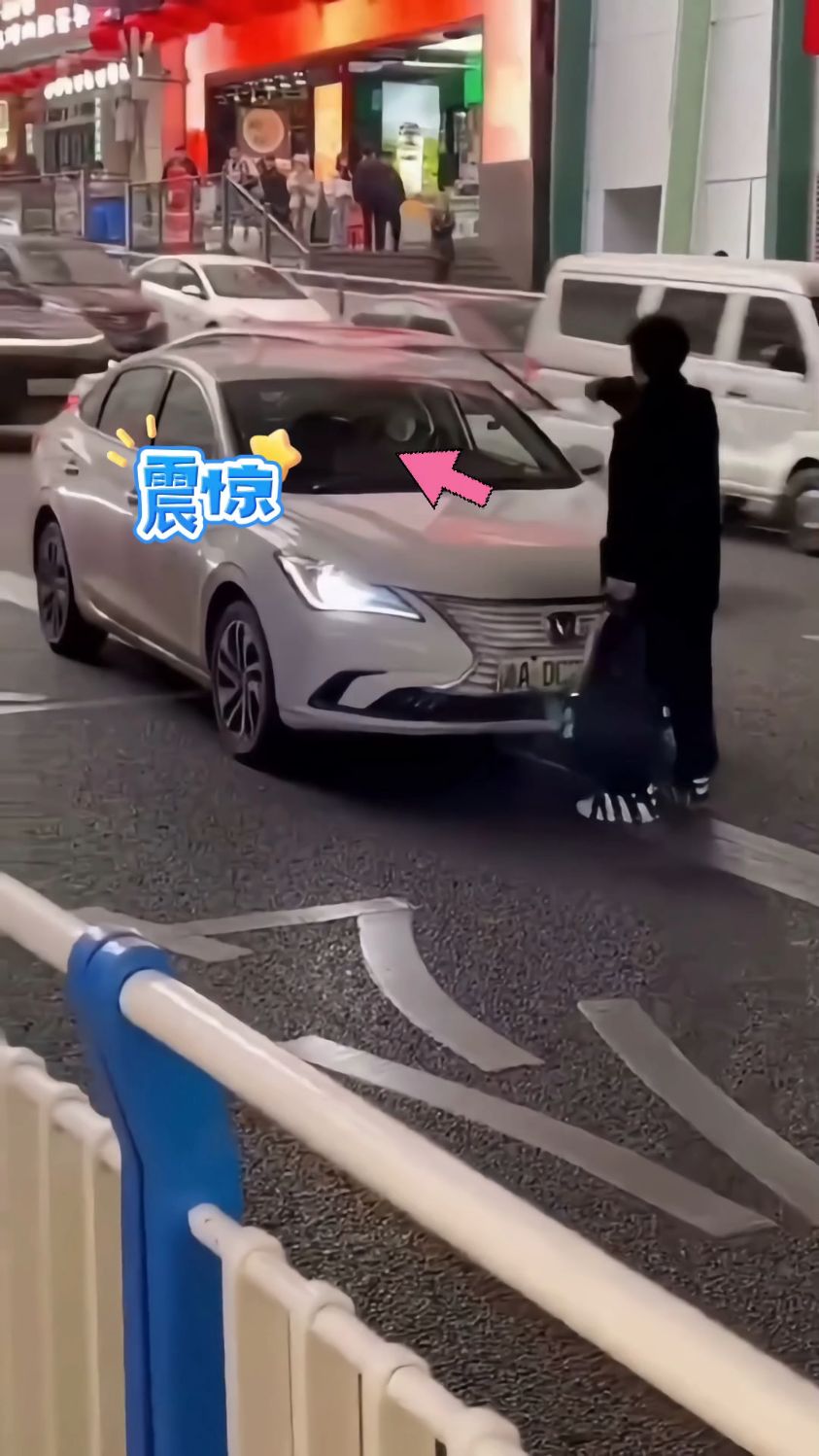 男子当街拦车女司机吓坏了