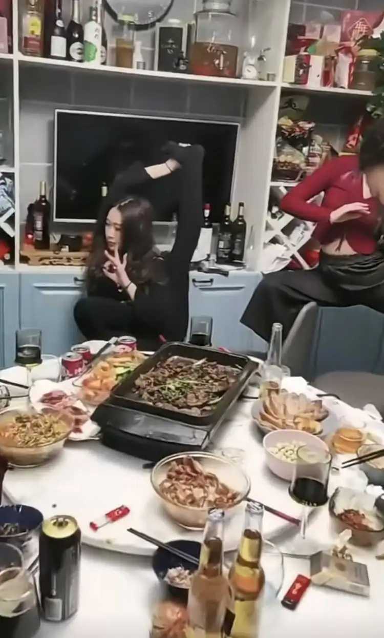 没想到她那平常优雅的闺蜜在醉酒后竟如此疯狂!