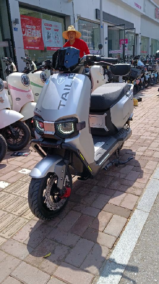 台铃苍穹顶配的电动车配置高颜值高