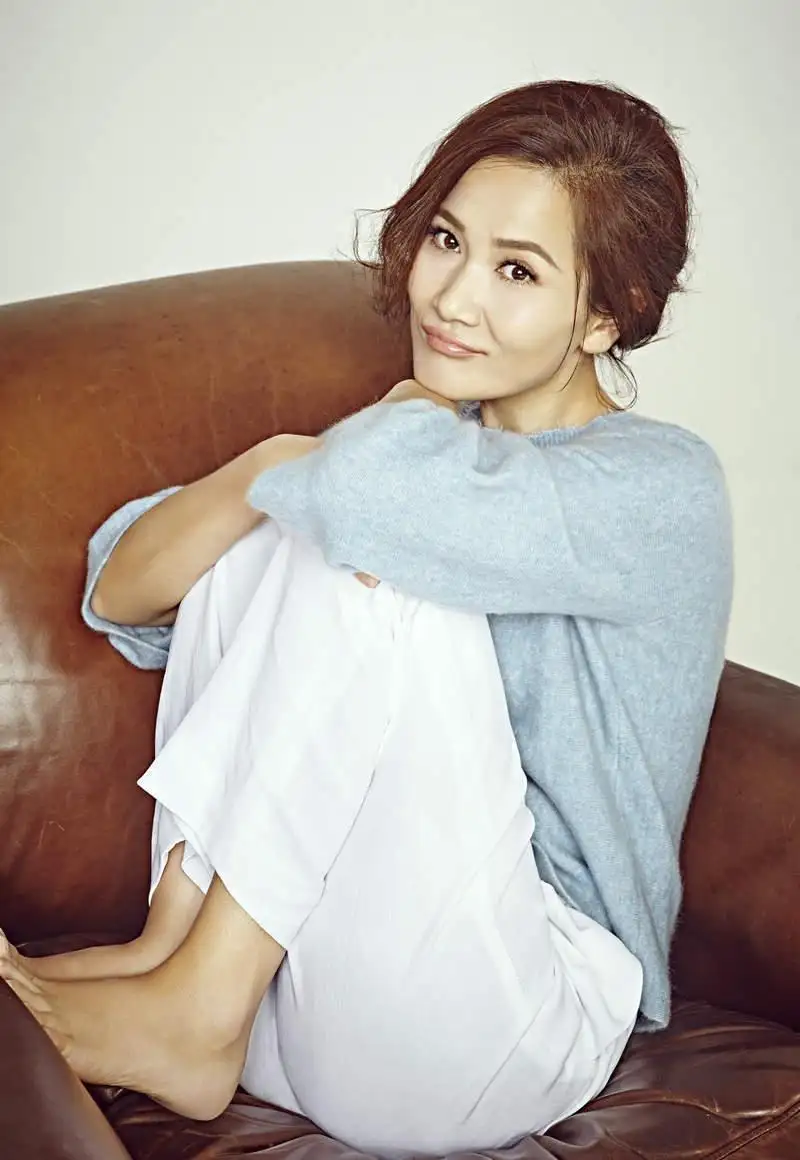 回顾著名演员潘雨辰与侯勇离婚后染霜的玫瑰带泪开