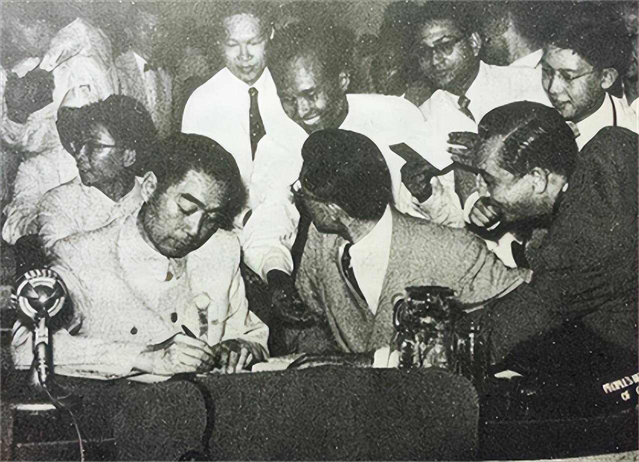 1954年美国记者公开侮辱周总理握手后拿手帕擦手总理轻松反击