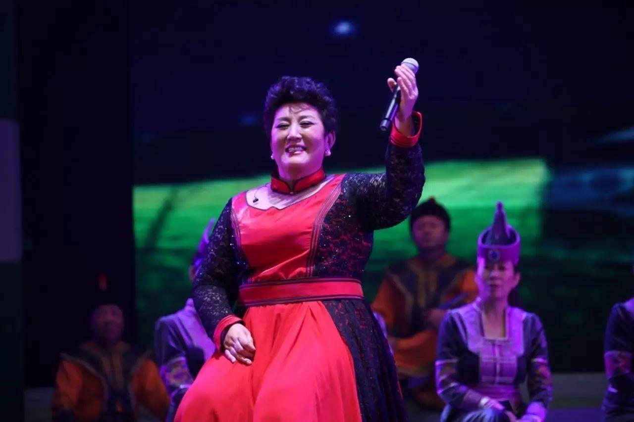 回顾歌唱家德德玛离婚又再婚51岁偏瘫再婚丈夫帮我创造奇迹