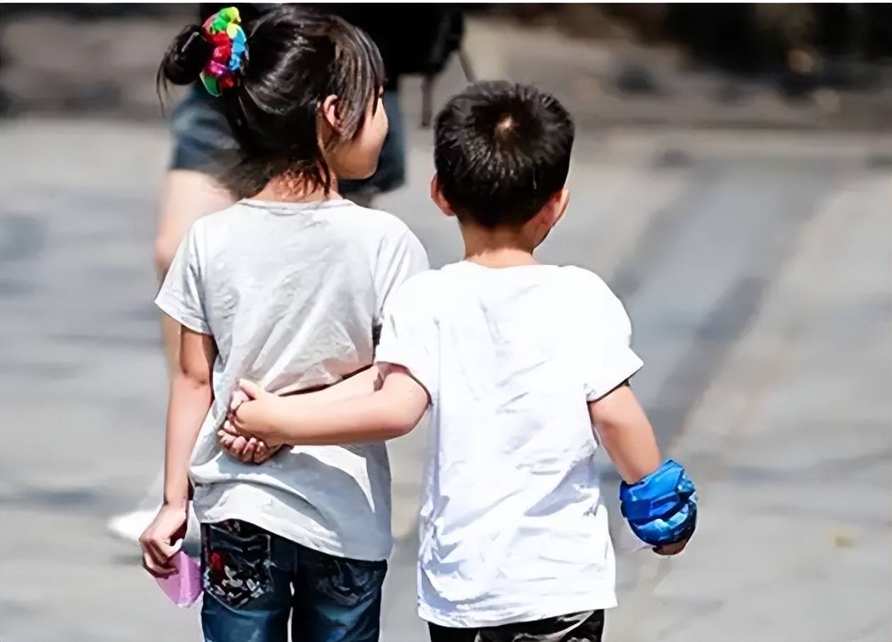 母亲住院,女儿驱车6小时赶回,听到父母的对话后转身跑回婆家