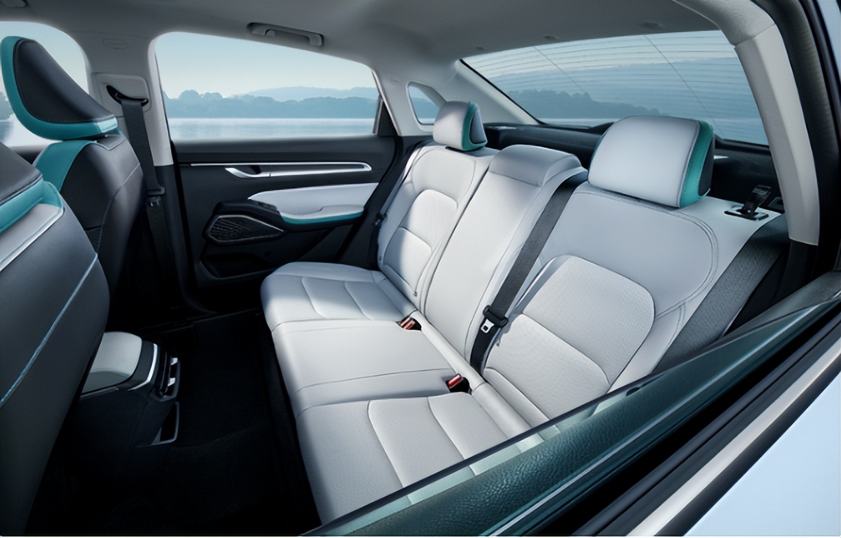 第四代帝豪冠军版:时尚运动外观与高效节能动力更搭配