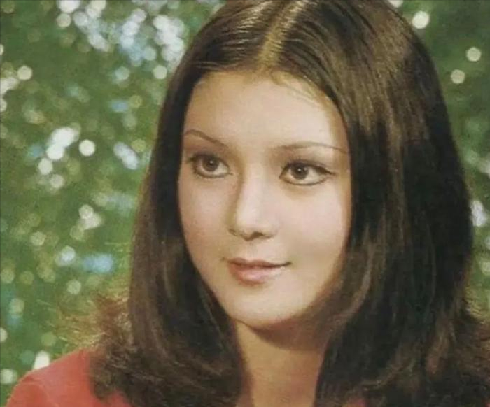 1956年,谢玲玲出生在台湾的一个普通家庭当中.