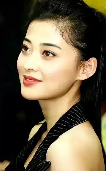 回顾梅婷黑眼圈重又显老算不算美女看她和殷桃的合照就知道