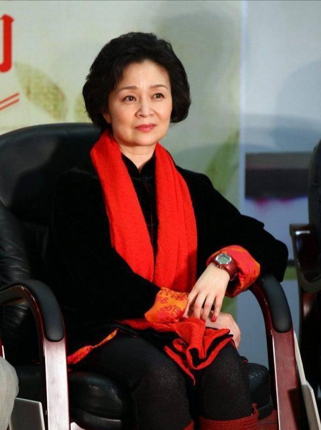 回顾著名女星刘莉莉离婚又再婚如今大龄女儿让她头痛