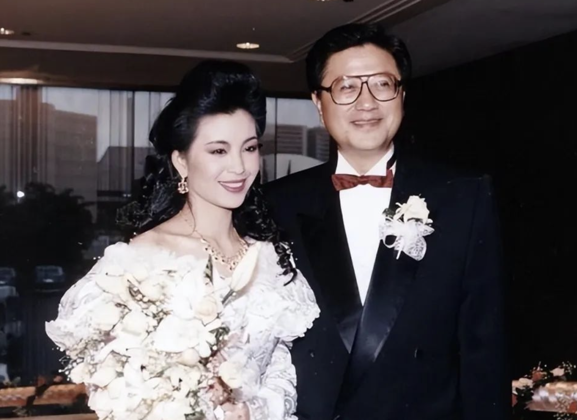 回顾演员伍咏薇结婚13天丈夫去世21岁成寡妇如今苦尽甘来