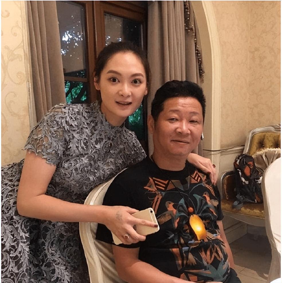 直到胡敬突然说起赵亮在话剧社的出色表现,赵亮这才想起正事,赶紧活跃