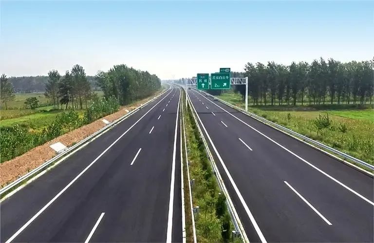 郑民高速公路西起郑州西南绕城高速公路,向东经郑州,开封市境,与大庆