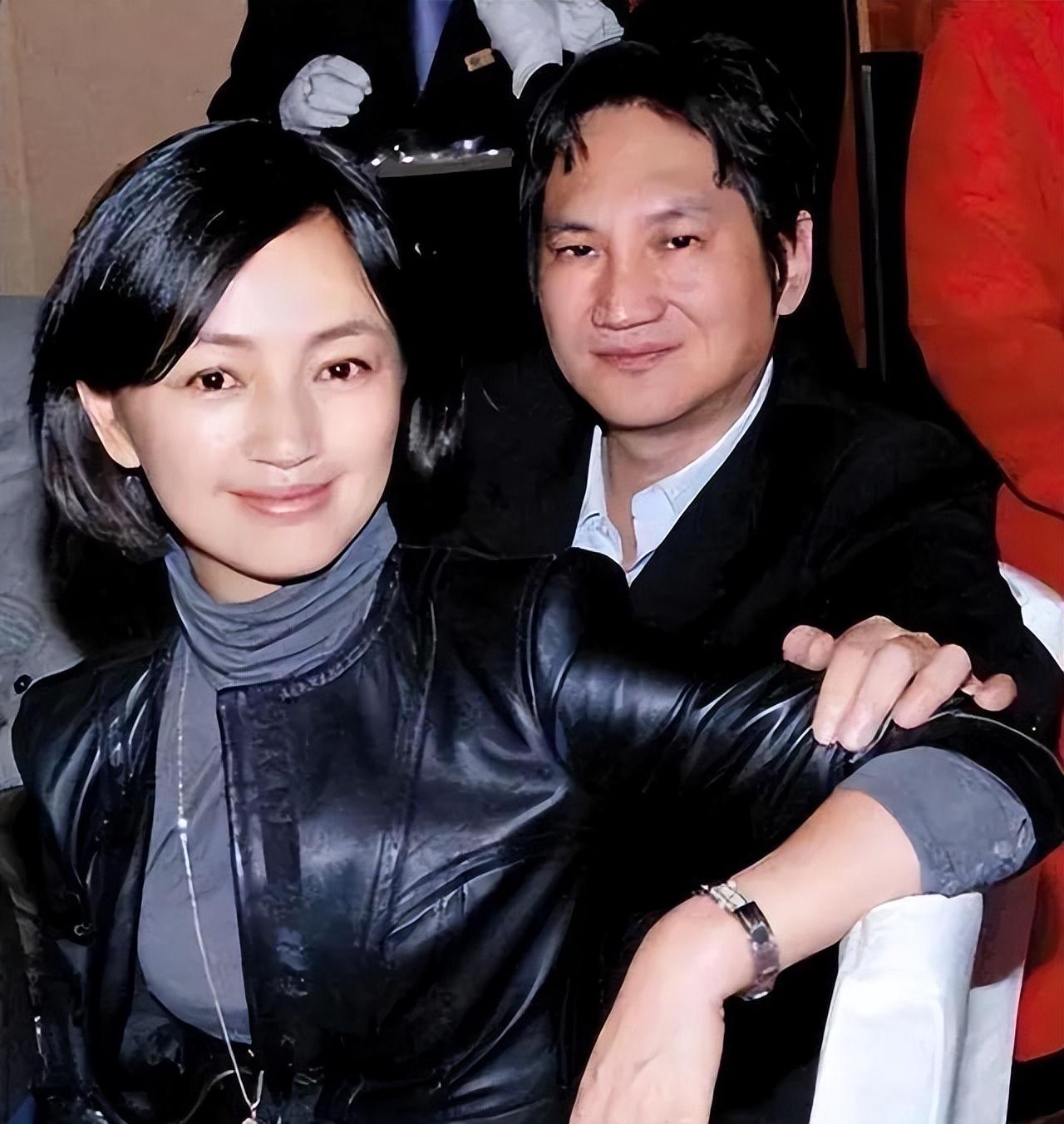 当时罗海琼已经签约了华谊,而费麒则是华谊公司的副总,妥妥的成功人士