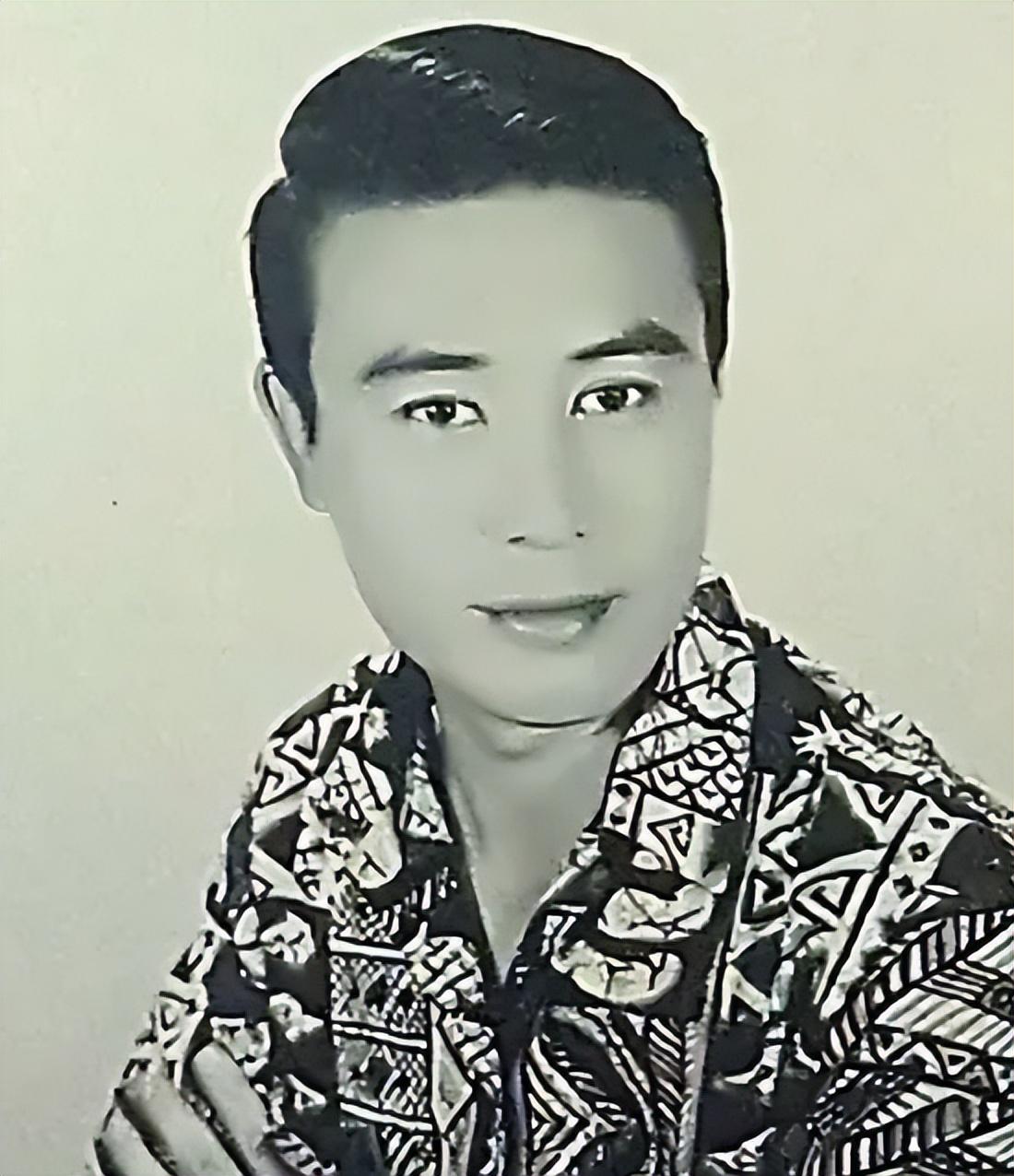 1933年,关山出生在辽宁沈阳,原名叫关伯威,是满族镶蓝旗人.