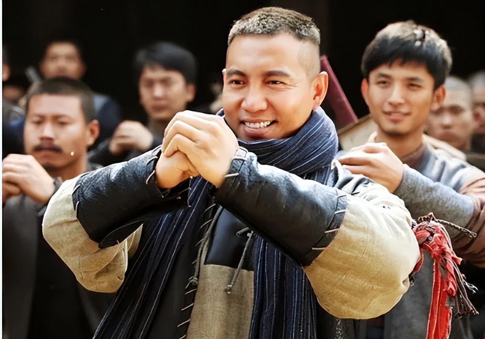 回顾吴京称他为前辈34岁瘫痪女友伺候他八年他却忘恩负义