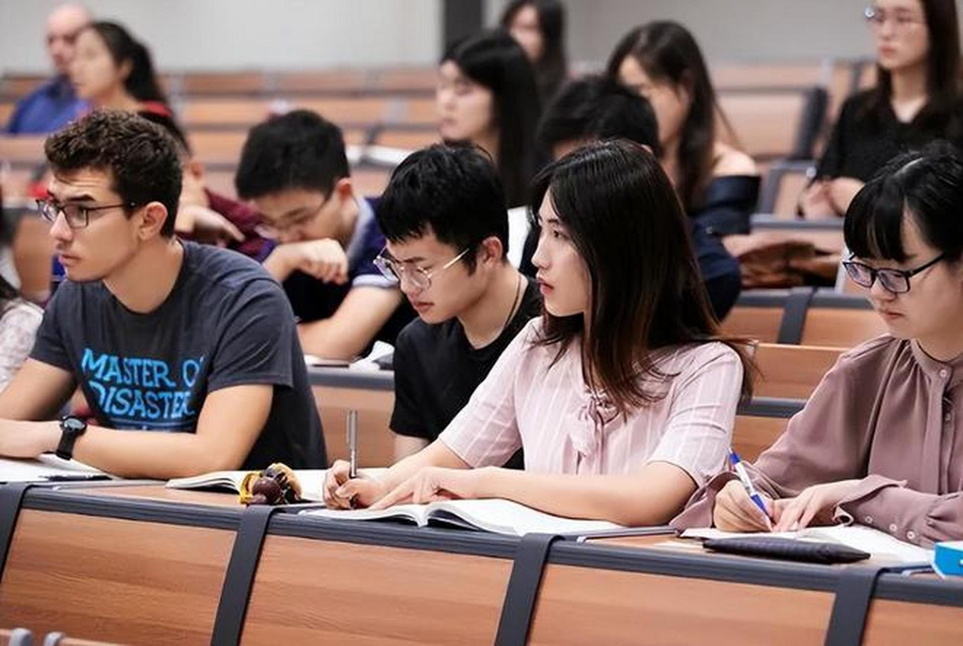 2024年应届毕业生面临毕业季和就业压力,学校推荐实习并提供招聘会.