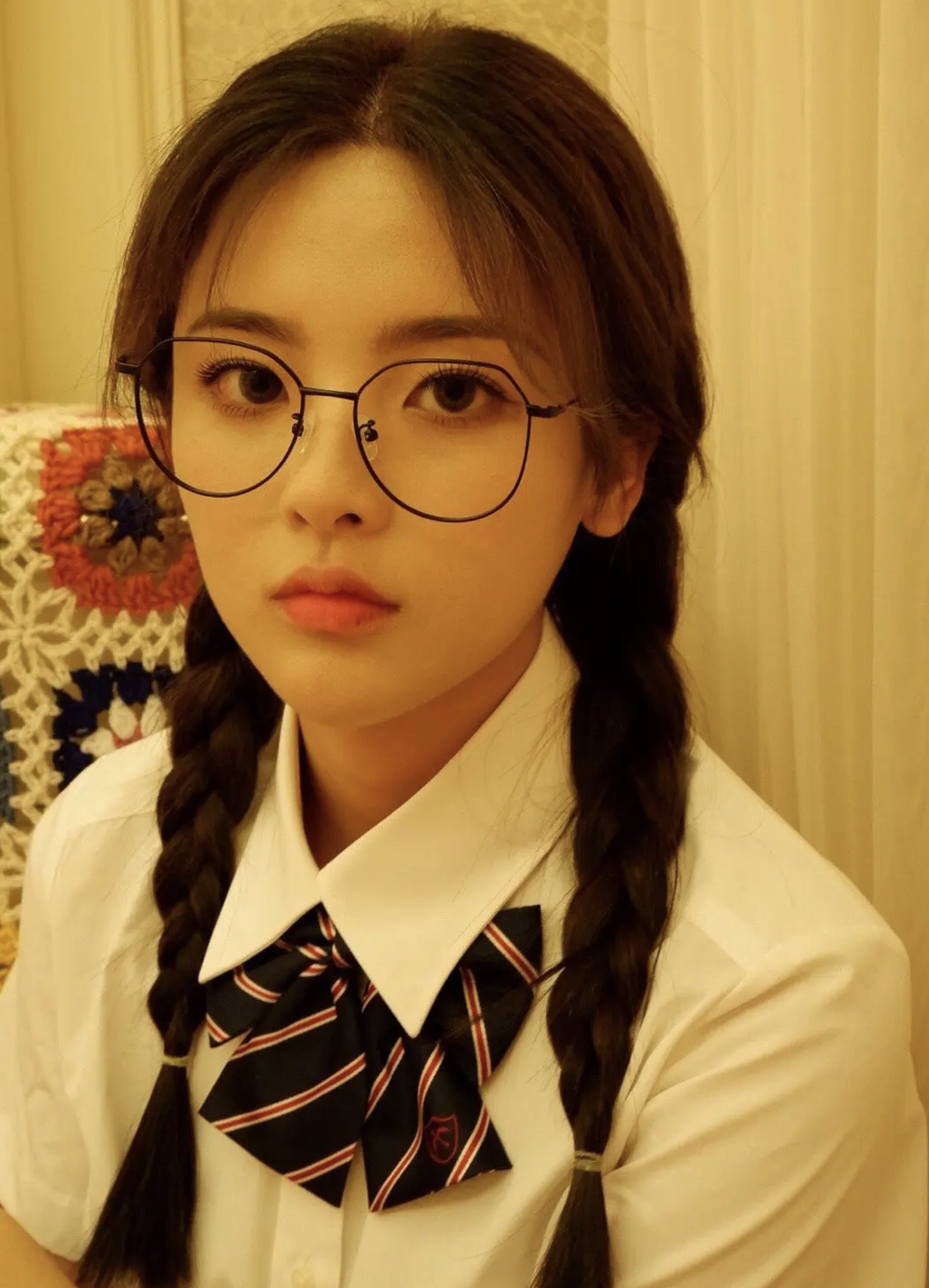 回顾杨超越:从打工妹变成明星,年入千万的她,没你想的那么简单