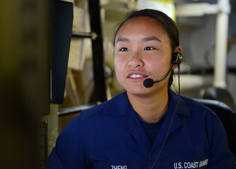 黄皮白心的华裔美军水兵郑浩儿.