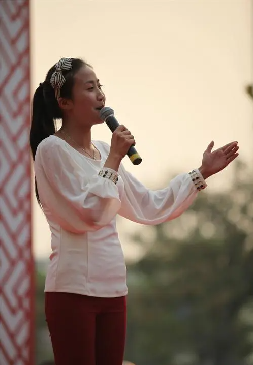 回顾马翠霞出生农村家境贫困登上春晚的背后有艰辛和眼泪