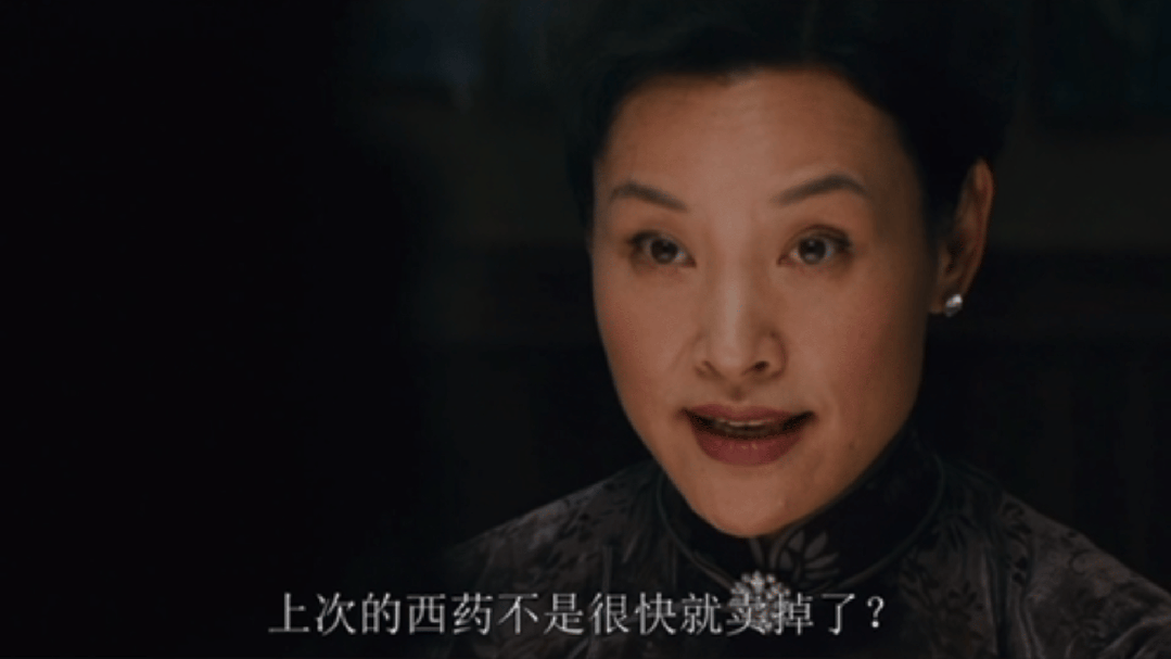 (易太太用上海话和麦太太私聊)下面易太太专门和麦太太讲了两句上海话