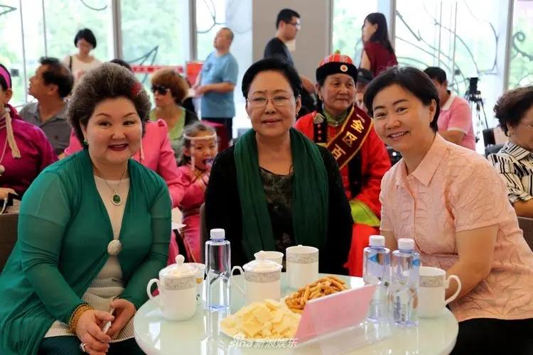 回顾歌唱家德德玛离婚又再婚51岁偏瘫再婚丈夫帮我创造奇迹