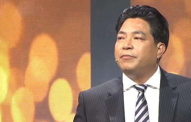 寒风刺骨无依无靠,素不相识暖心扶持