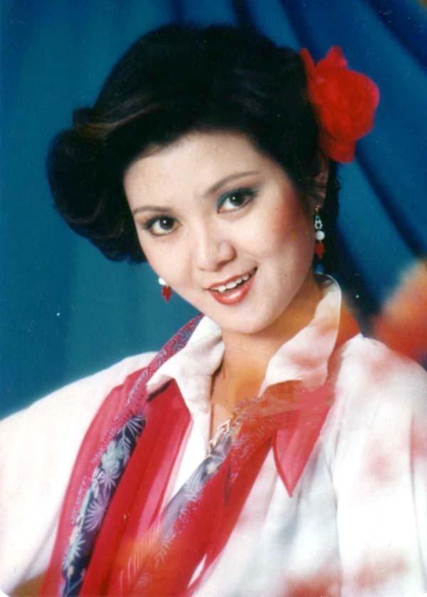 尽管在外人看来,她是一个年轻漂亮,事业成功,家庭美满的"命运宠儿"