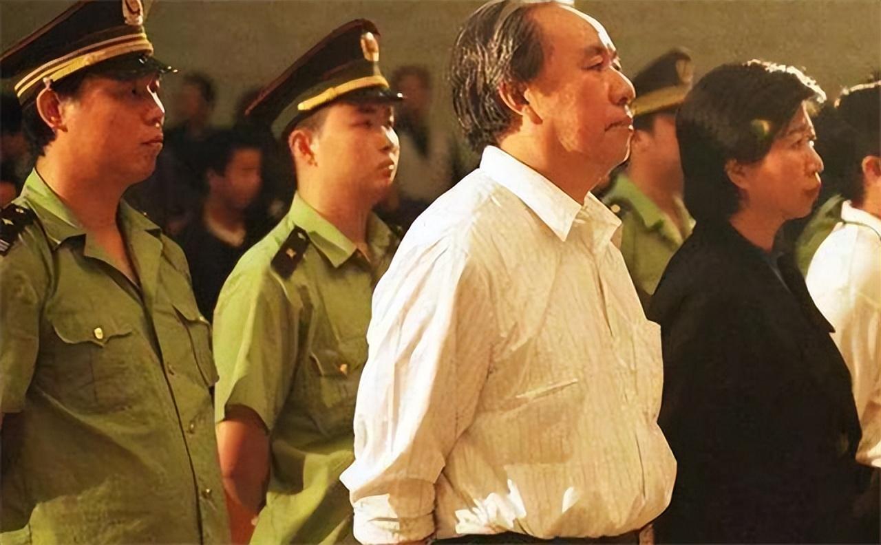 99年首富牟其中入狱妻子携子赴德小28岁的小姨子却未离开