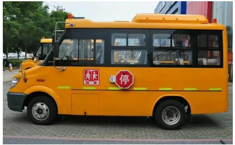 王海成于2017年承包了浩饶山学校的校车业务.