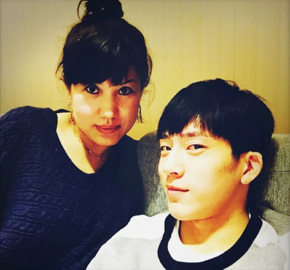 回顾井柏然出生28天父母离异奶奶捡废品将他养大养恩难报