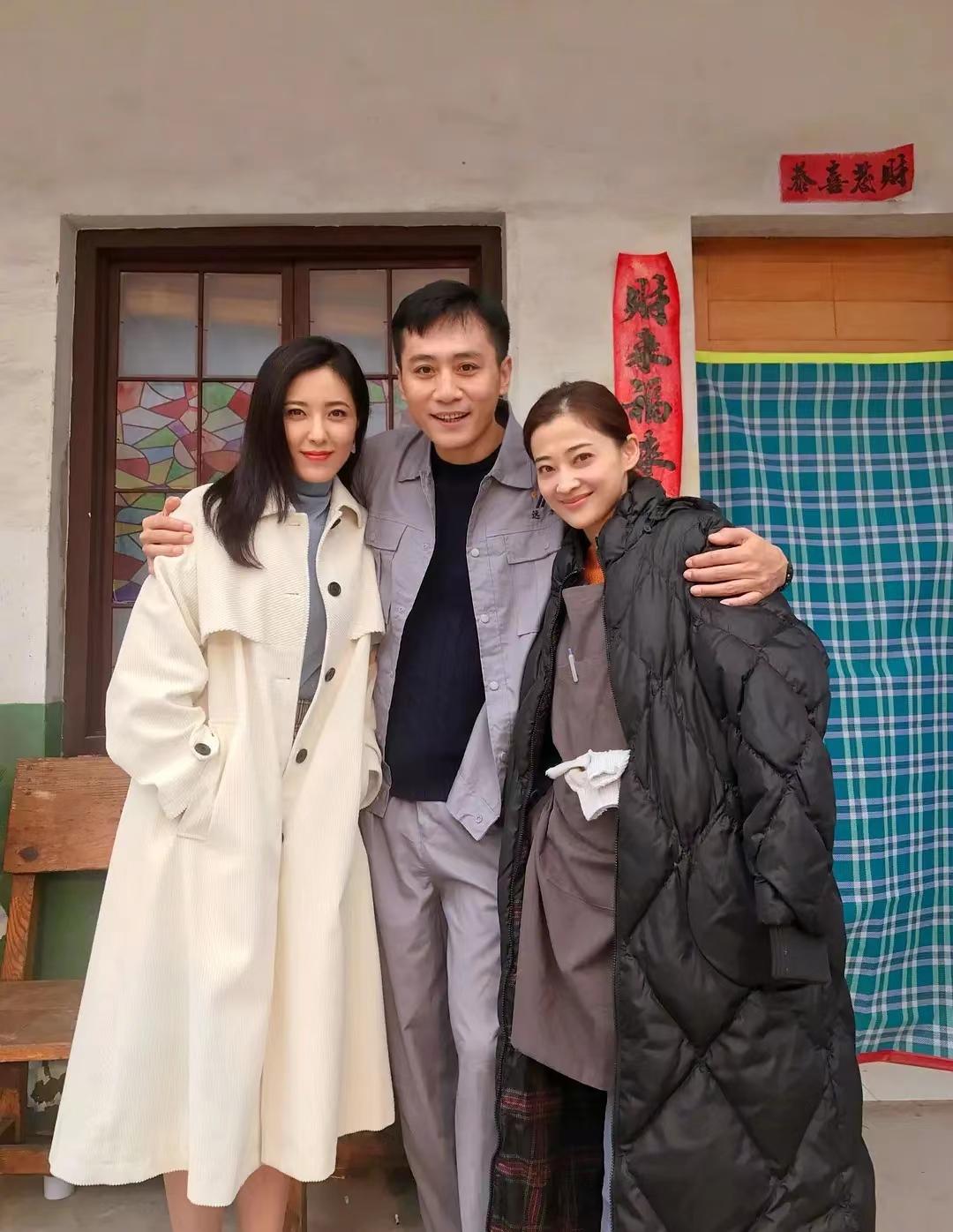 回顾梅婷黑眼圈重又显老算不算美女看她和殷桃的合照就知道