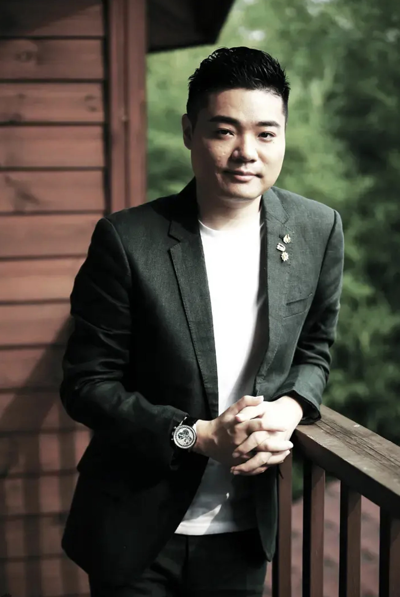 回顾丁俊晖娶大6岁的富家姑娘母亲患癌去世成了他一生的痛